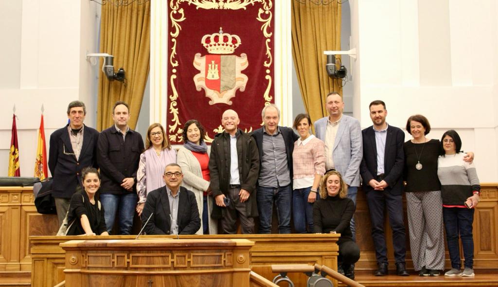 Foto de representantes del CERMI con los Diputados de las Cortes Regionales